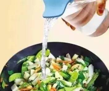 原来我们炒菜加水都加错了！做菜要这么加水味道才
