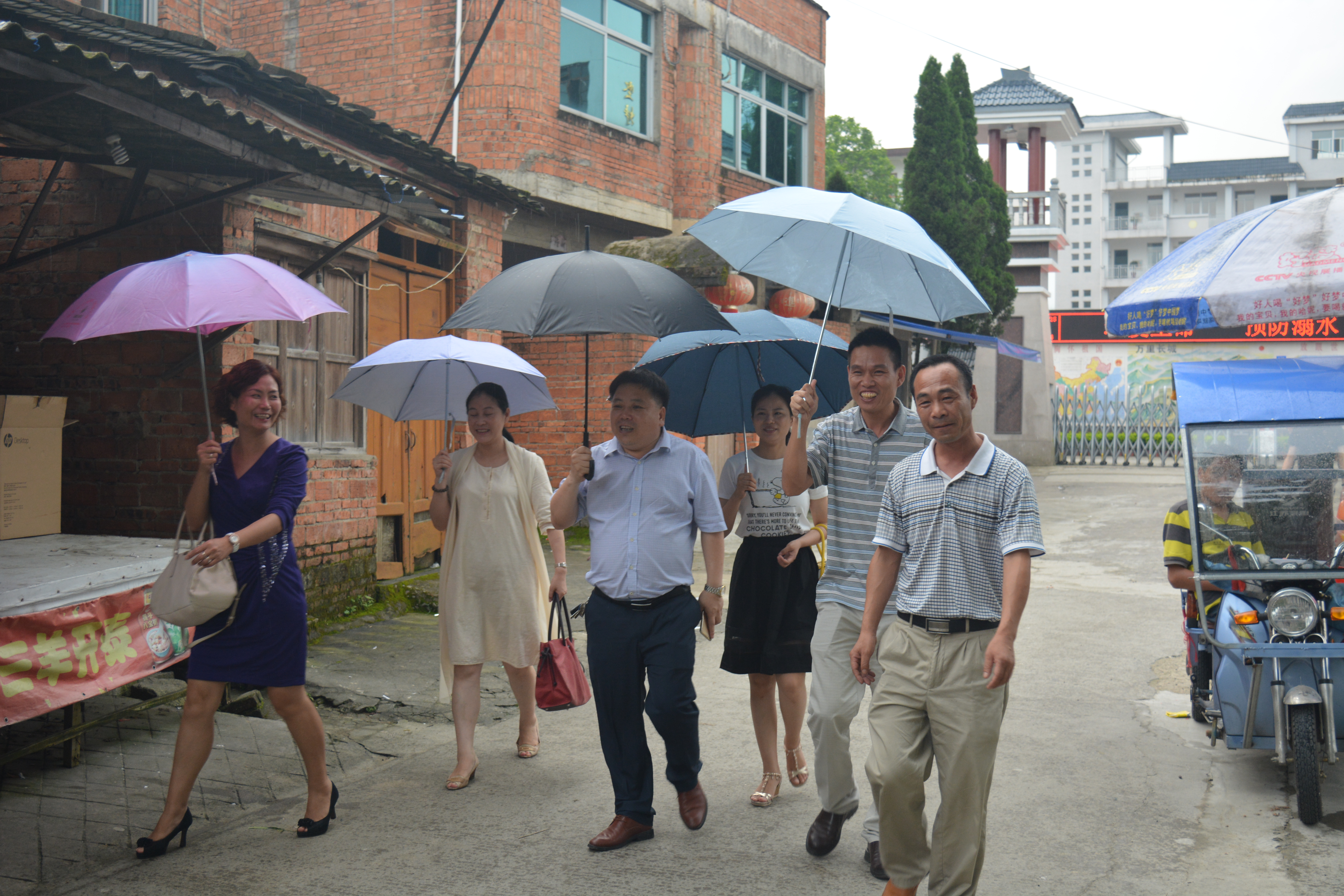 金涵乡党委书记翁慈清莅临蕉城民中调研进校大路规