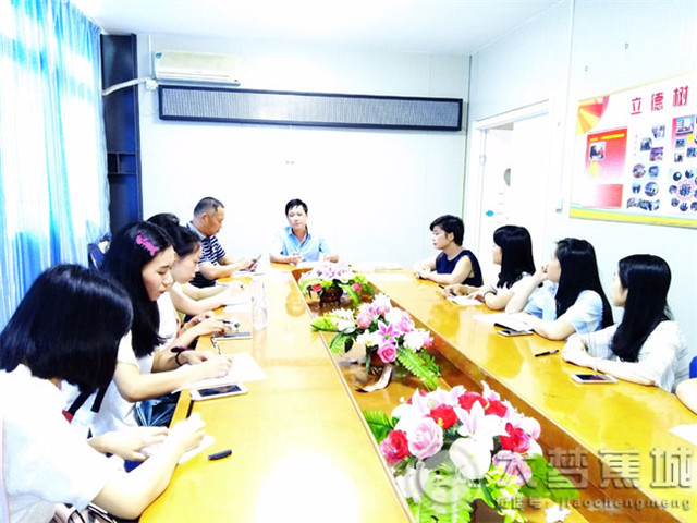 蕉城区飞鸾中心小学召开新教师上岗前培训会