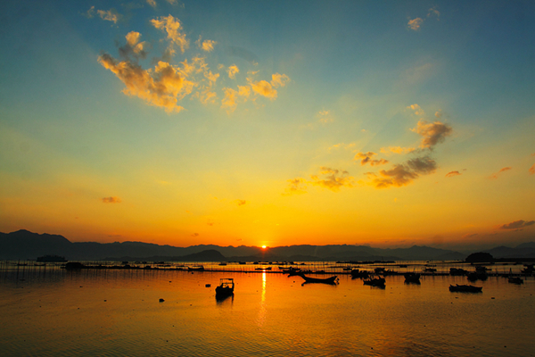 走在街心，云在头顶飘，我沉浸在海边小镇的梦境中……